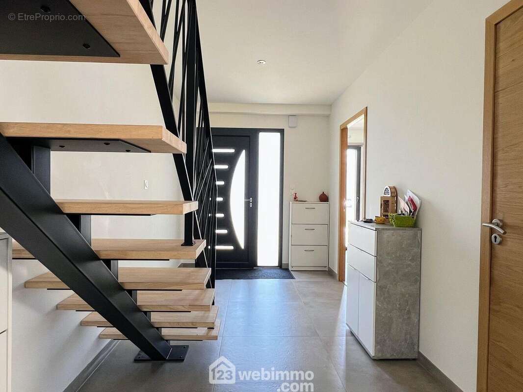 Une entrée indépendante ouvre... - Maison à MONTREUIL-JUIGNE