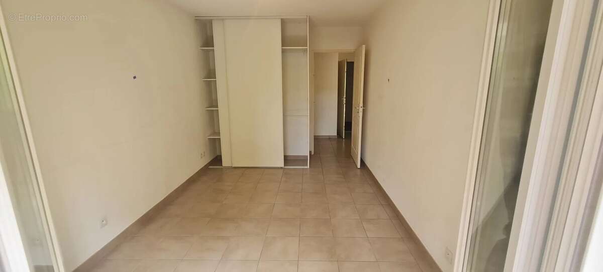 Appartement à SAINT-LAURENT-DU-VAR