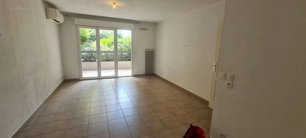 Appartement à SAINT-LAURENT-DU-VAR