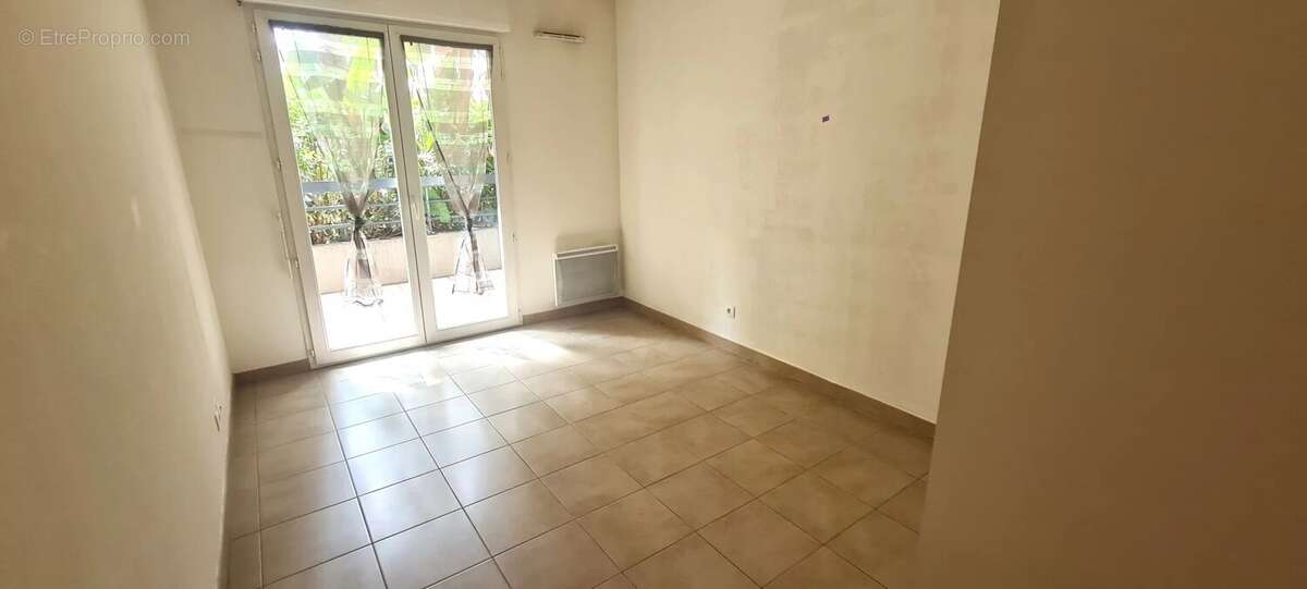 Appartement à SAINT-LAURENT-DU-VAR