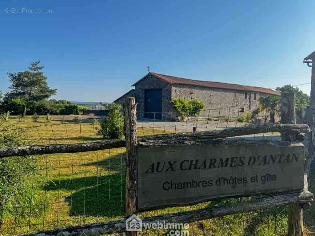 Activité de gîte et chambres d&#039;hôtes - Maison à MENOMBLET