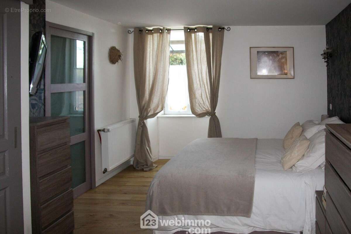 Au rdc, une suite parentale (sde, dressing et wc) - Maison à MENOMBLET