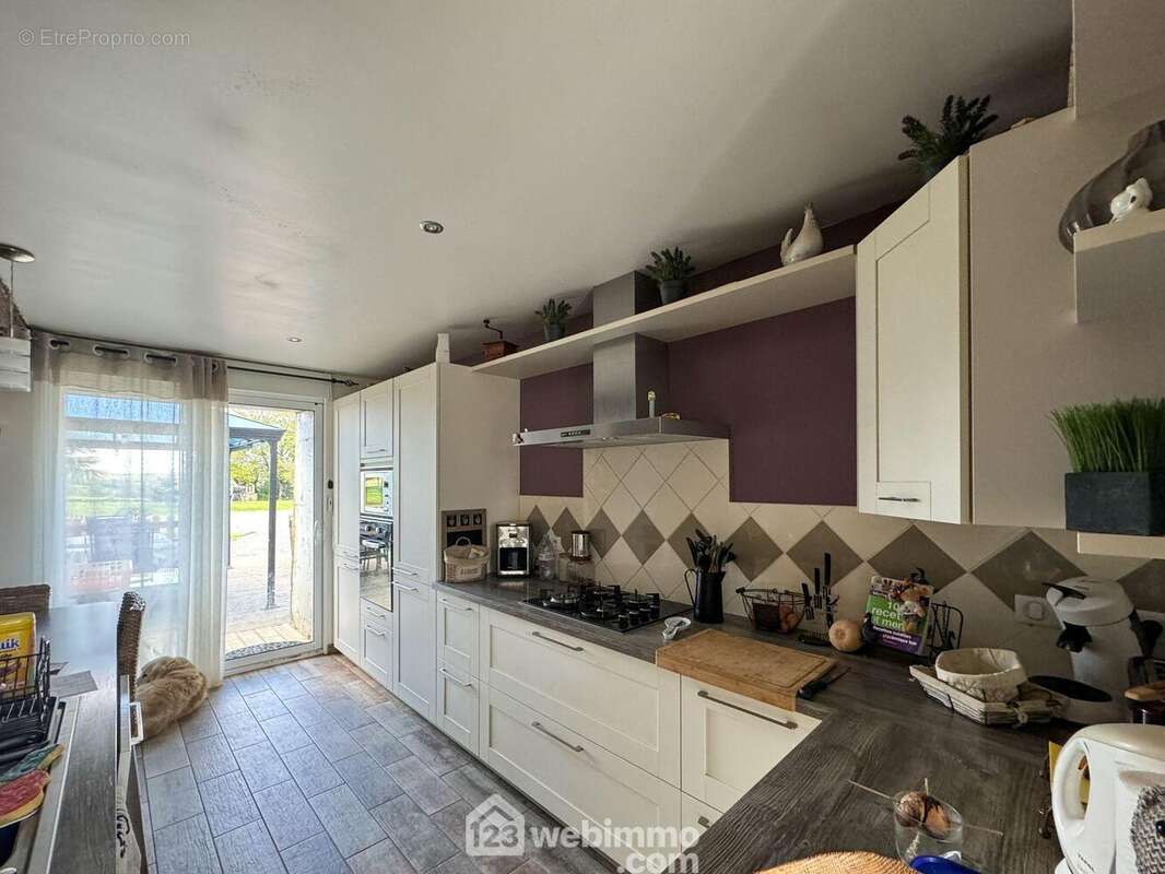 La cuisine aménagée et équipée - Maison à MENOMBLET