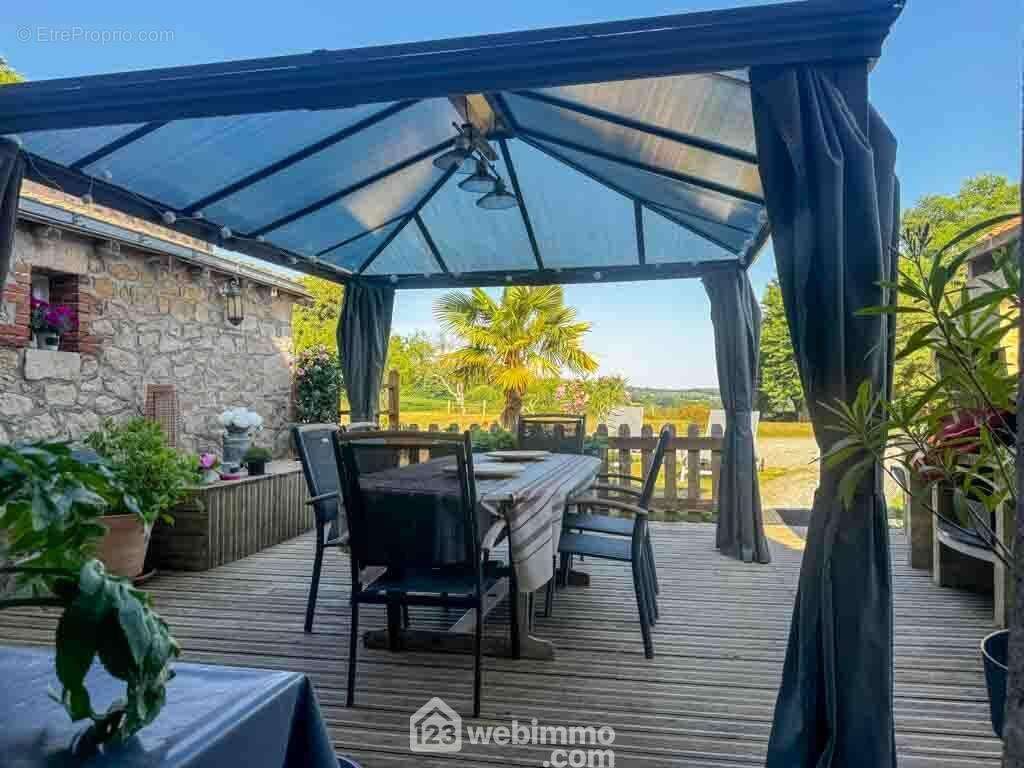 Ouverte sur une terrasse - Maison à MENOMBLET