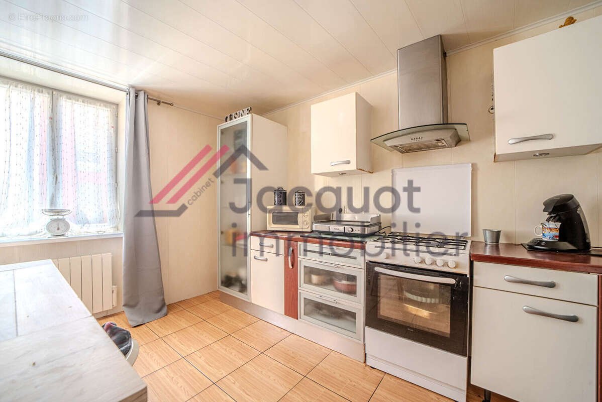 Appartement à MONTMOROT