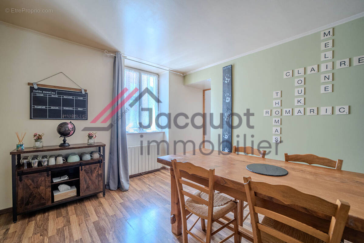 Appartement à MONTMOROT