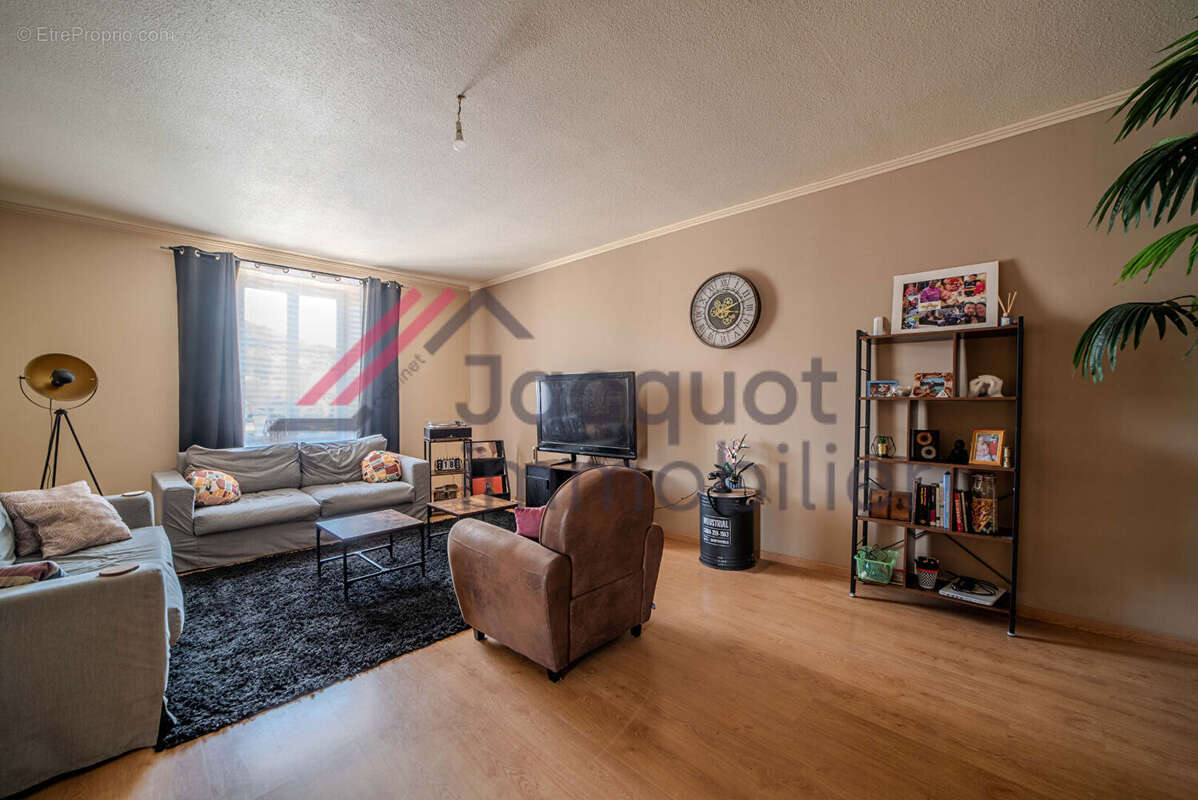 Appartement à MONTMOROT