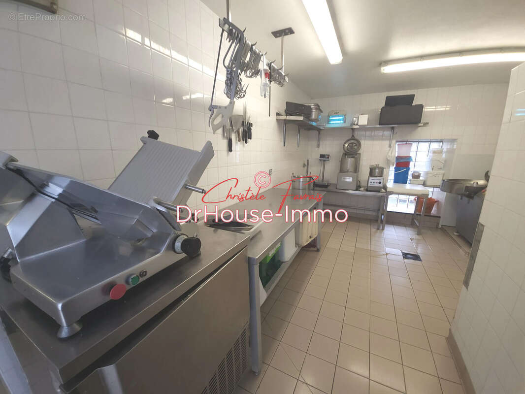 Commerce à LOUVIGNE-DU-DESERT