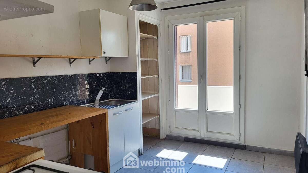 La cuisine donnant sur le premier balcon - Appartement à GRENOBLE