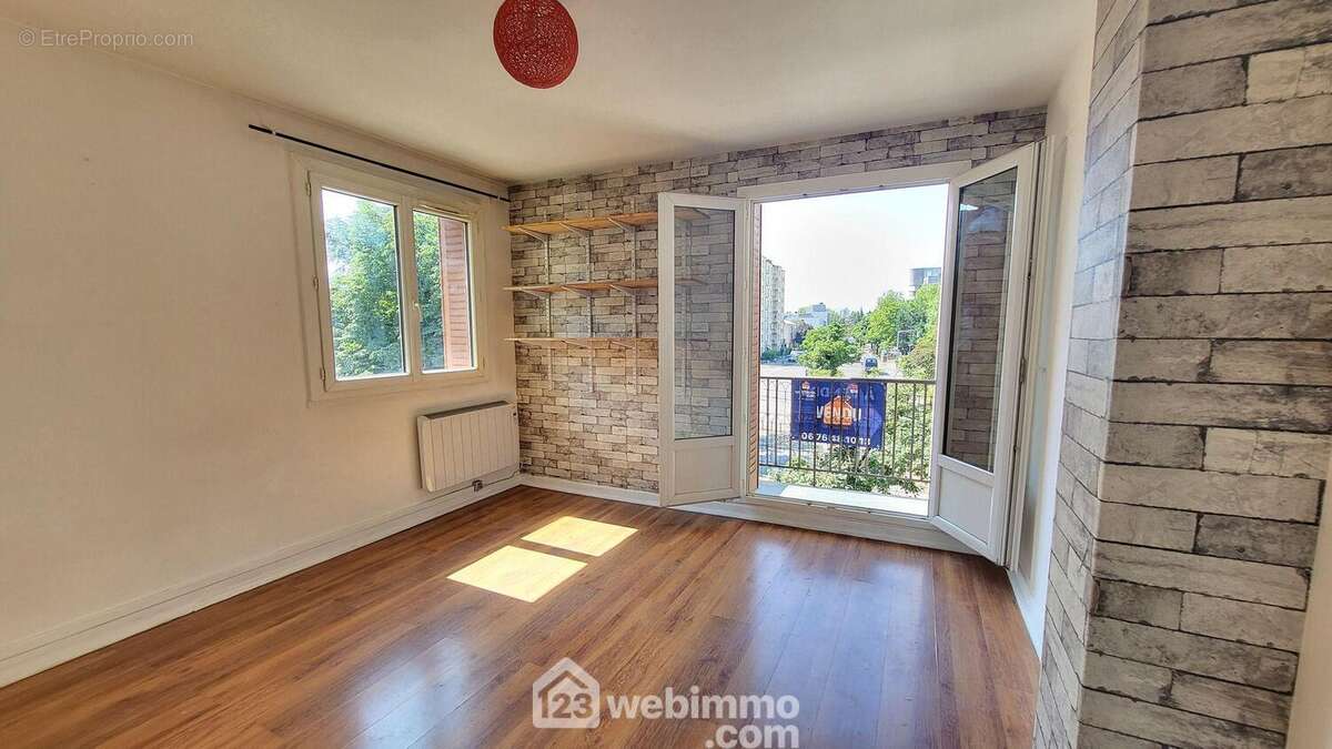 Le séjour très lumineux avec un balcon - Appartement à GRENOBLE