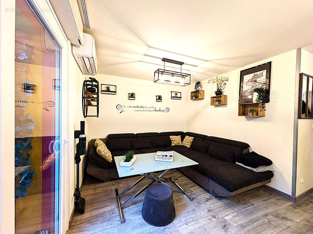 Appartement à SAINT-LAURENT-DU-VAR