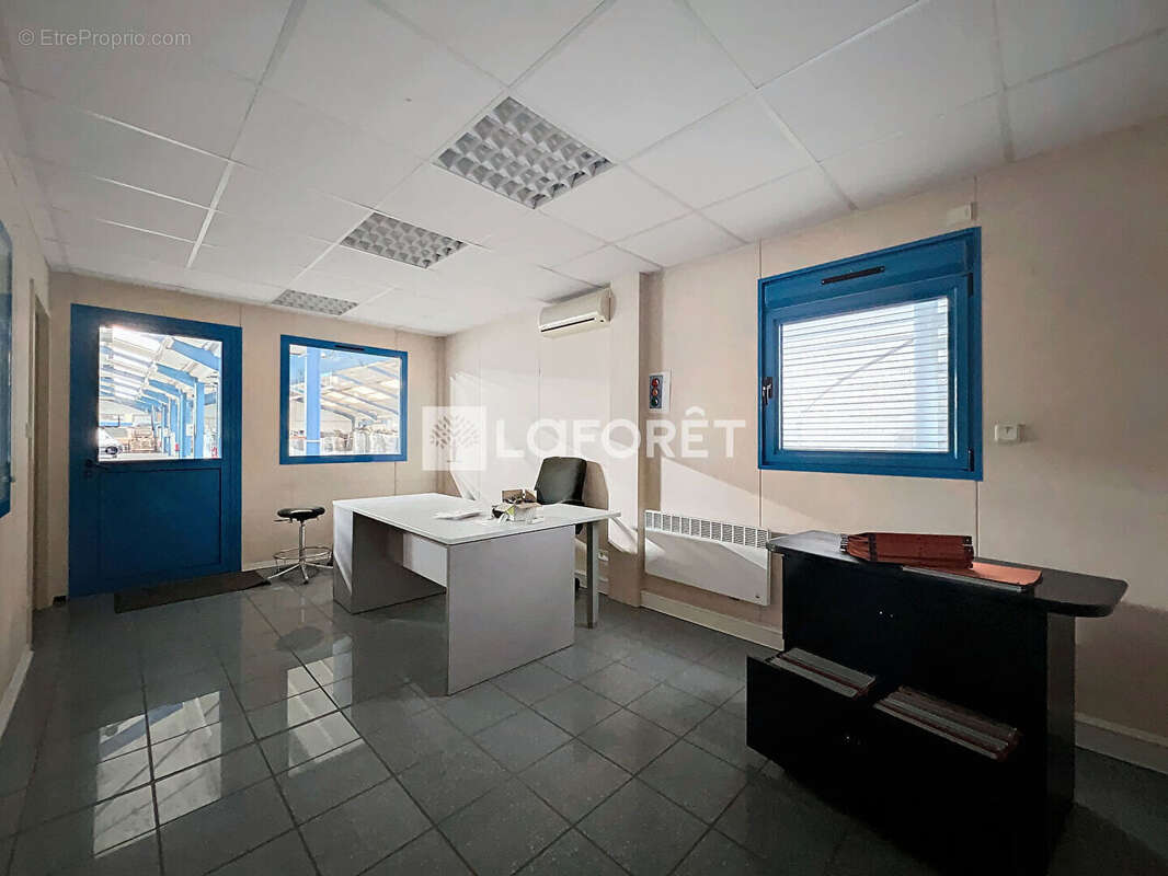 Commerce à LE PUY-NOTRE-DAME