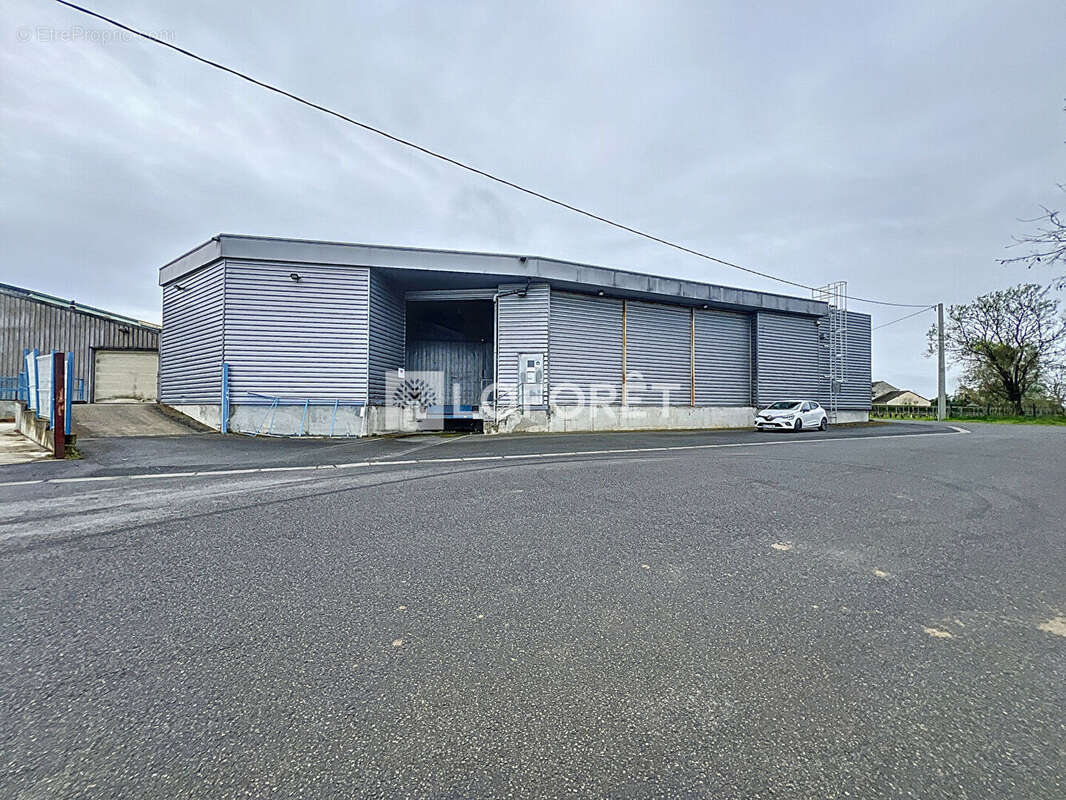 Commerce à LE PUY-NOTRE-DAME