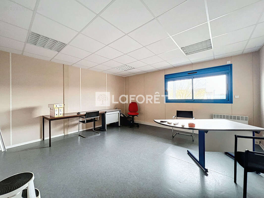 Commerce à LE PUY-NOTRE-DAME