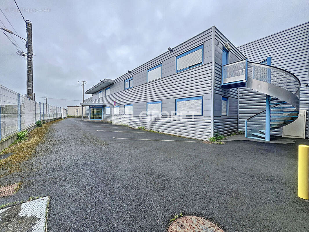 Commerce à LE PUY-NOTRE-DAME