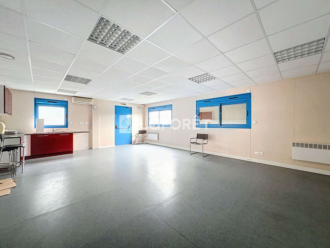 Commerce à LE PUY-NOTRE-DAME