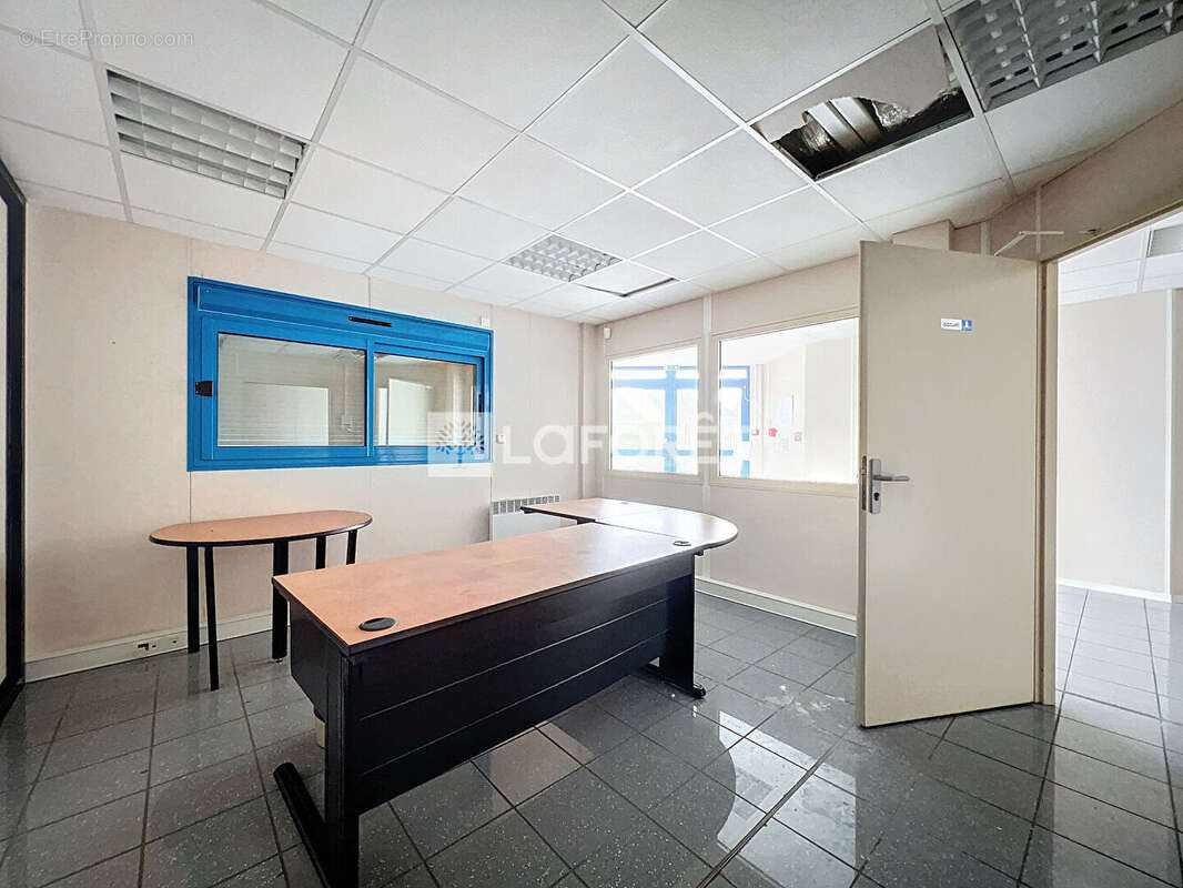 Commerce à LE PUY-NOTRE-DAME