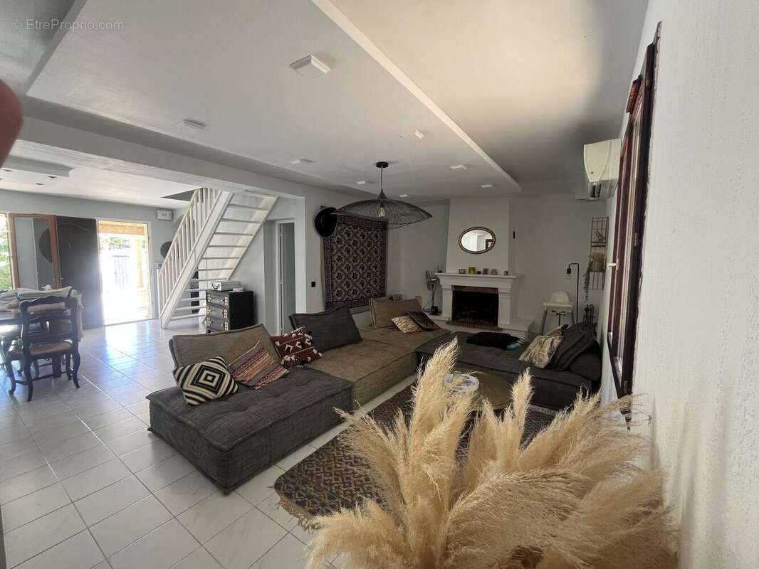 Maison à VIC-LA-GARDIOLE