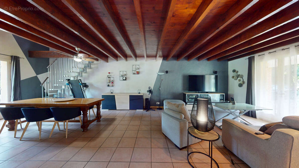 Maison à SAINTE-FOY-DE-PEYROLIERES