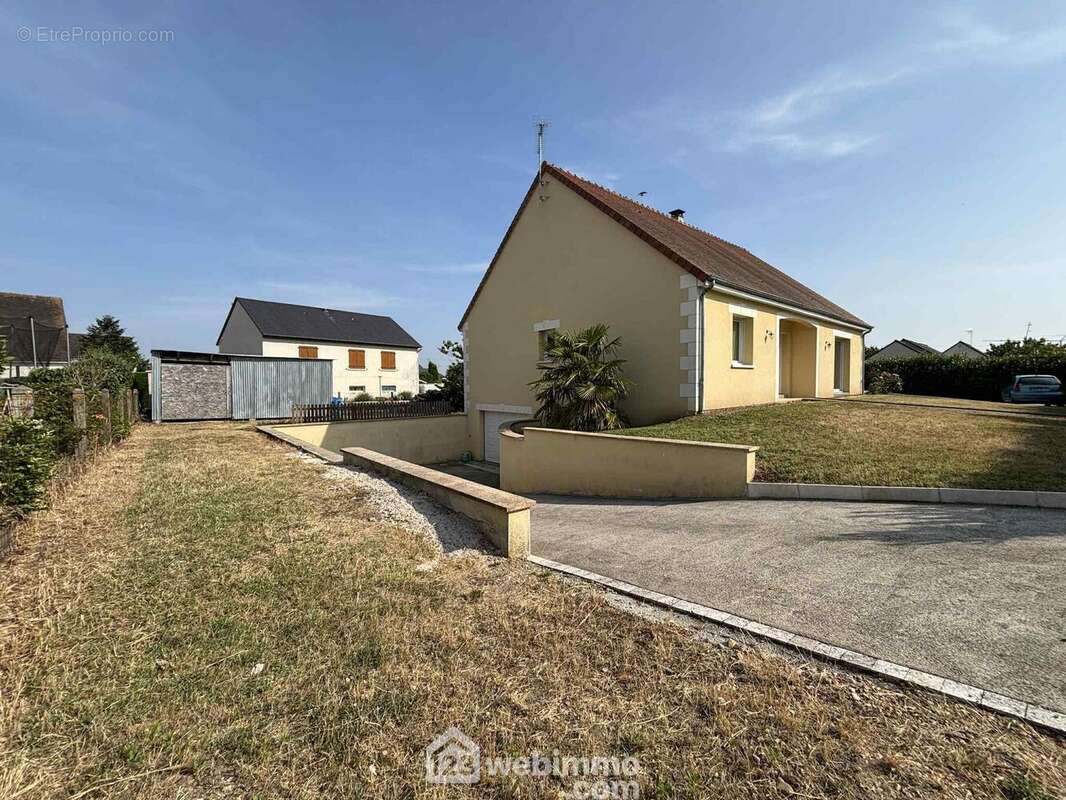 L&#039;autre, face à la descente de sous-sol, - Maison à DESCARTES