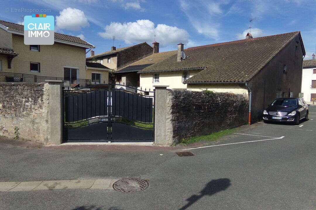 A SAINT-ALBAIN PROCHE MACON MAISON 5 PIECES DE 150 M2 SUR - Maison à SAINT-ALBAIN