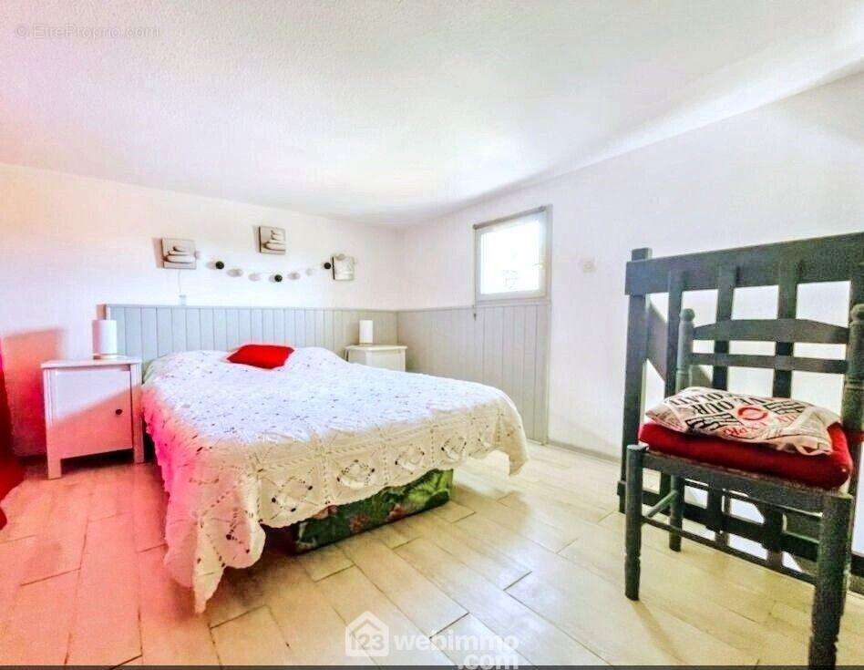 Confort et fonctionnalité réunis : une chambre lumineuse avec grands rangements discrets, idéale pour optimiser l?espace. - Appartement à CAVALAIRE-SUR-MER