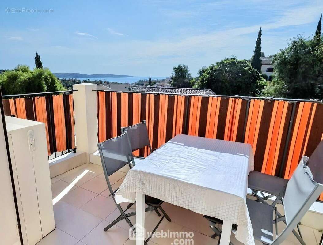 Installez-vous sur la terrasse? et laissez le bleu de la mer vous accueillir à chaque instant. - Appartement à CAVALAIRE-SUR-MER