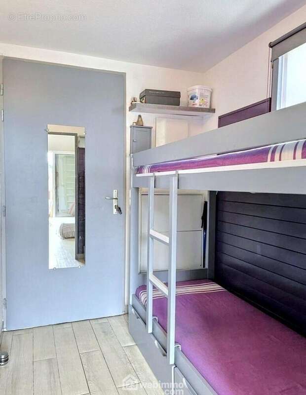 Un espace nuit astucieusement aménagé avec lits superposés : idéal pour enfants ou invités. - Appartement à CAVALAIRE-SUR-MER