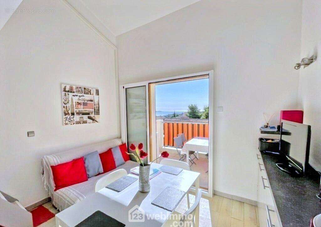 Un intérieur baigné de lumière, une terrasse ensoleillée, et la mer en perspective. - Appartement à CAVALAIRE-SUR-MER