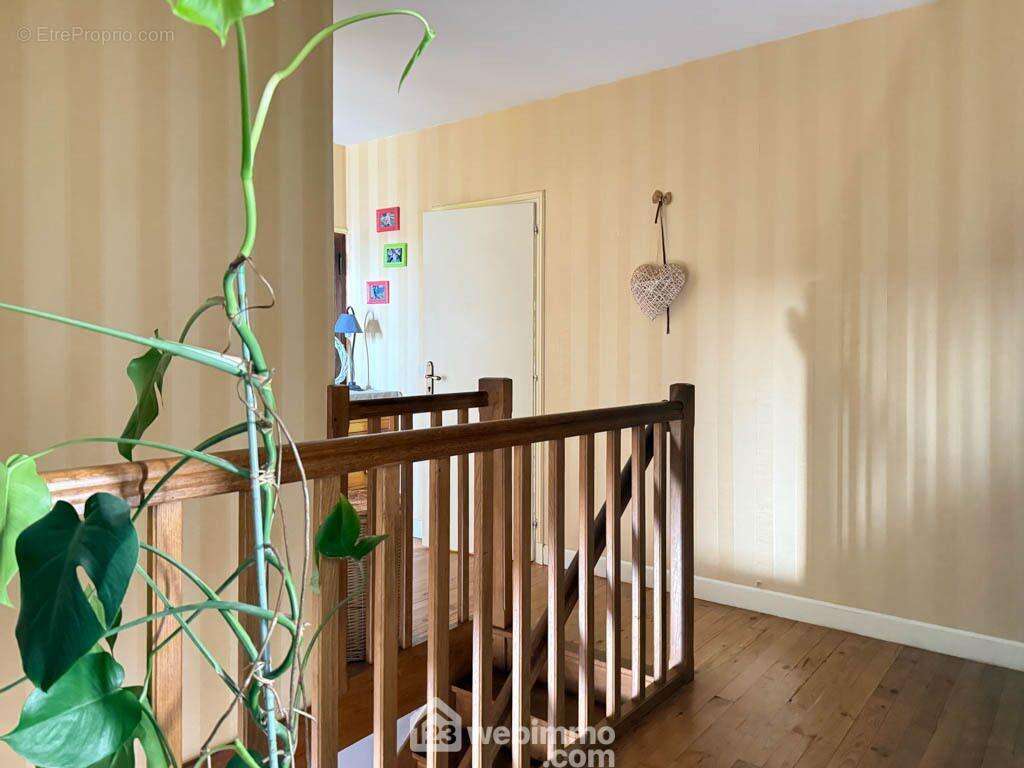 A l'étage, un palier distribue 4 chambres, - Maison à POUZAUGES