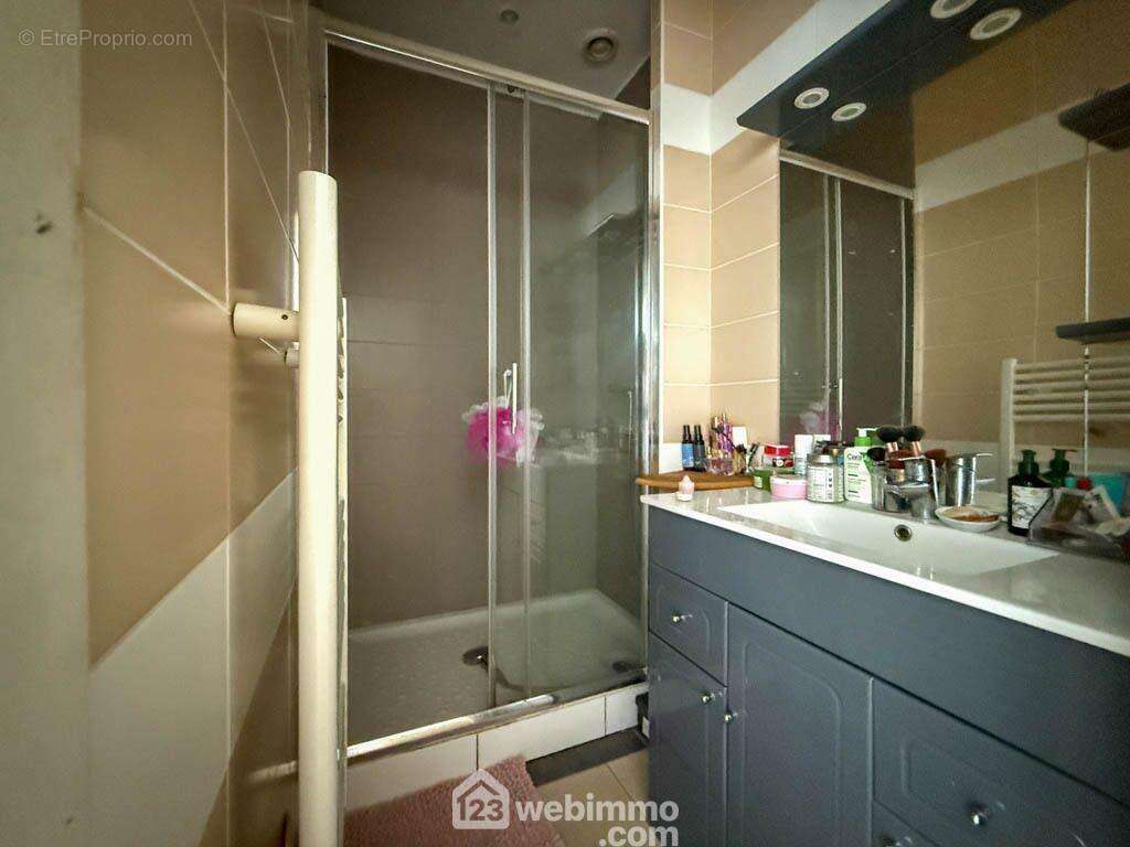 disposant de sa propre SDE. - Maison à POUZAUGES