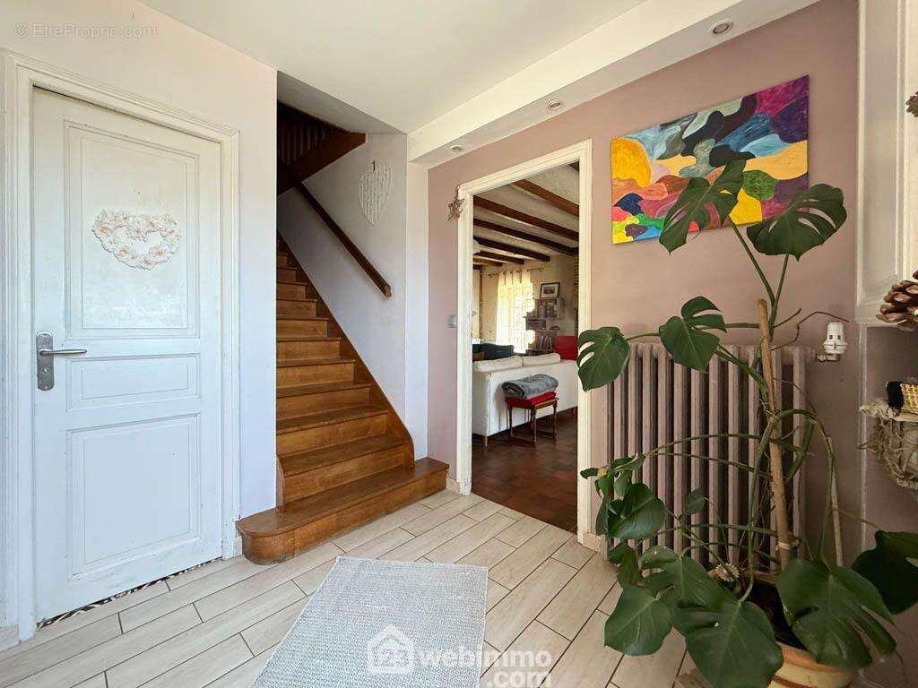 un hall d'accueil chaleureux distribuant : - Maison à POUZAUGES