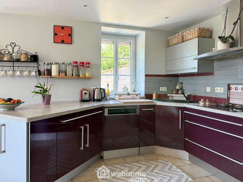 Une cuisine familiale de 27 m² entièrement aménagée et équipée - Maison à POUZAUGES