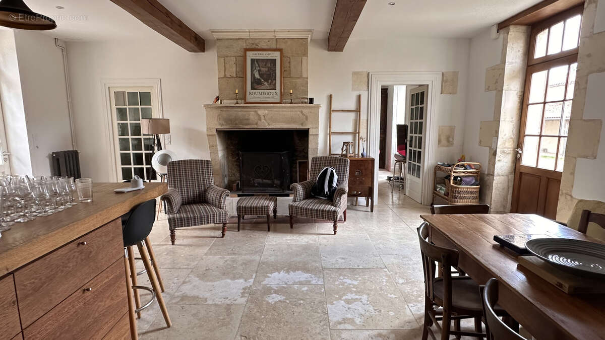 Maison à SAINT-JEAN-D'ANGELY