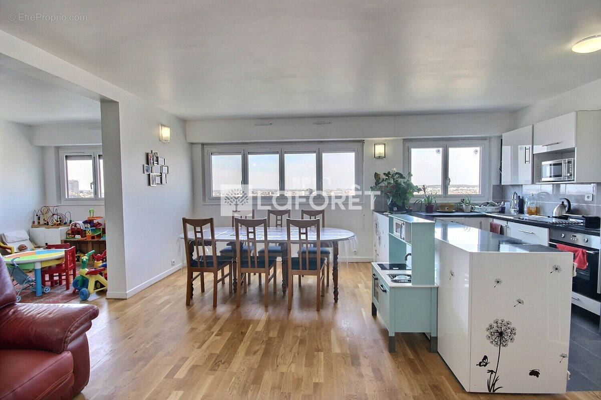 Appartement à COURBEVOIE