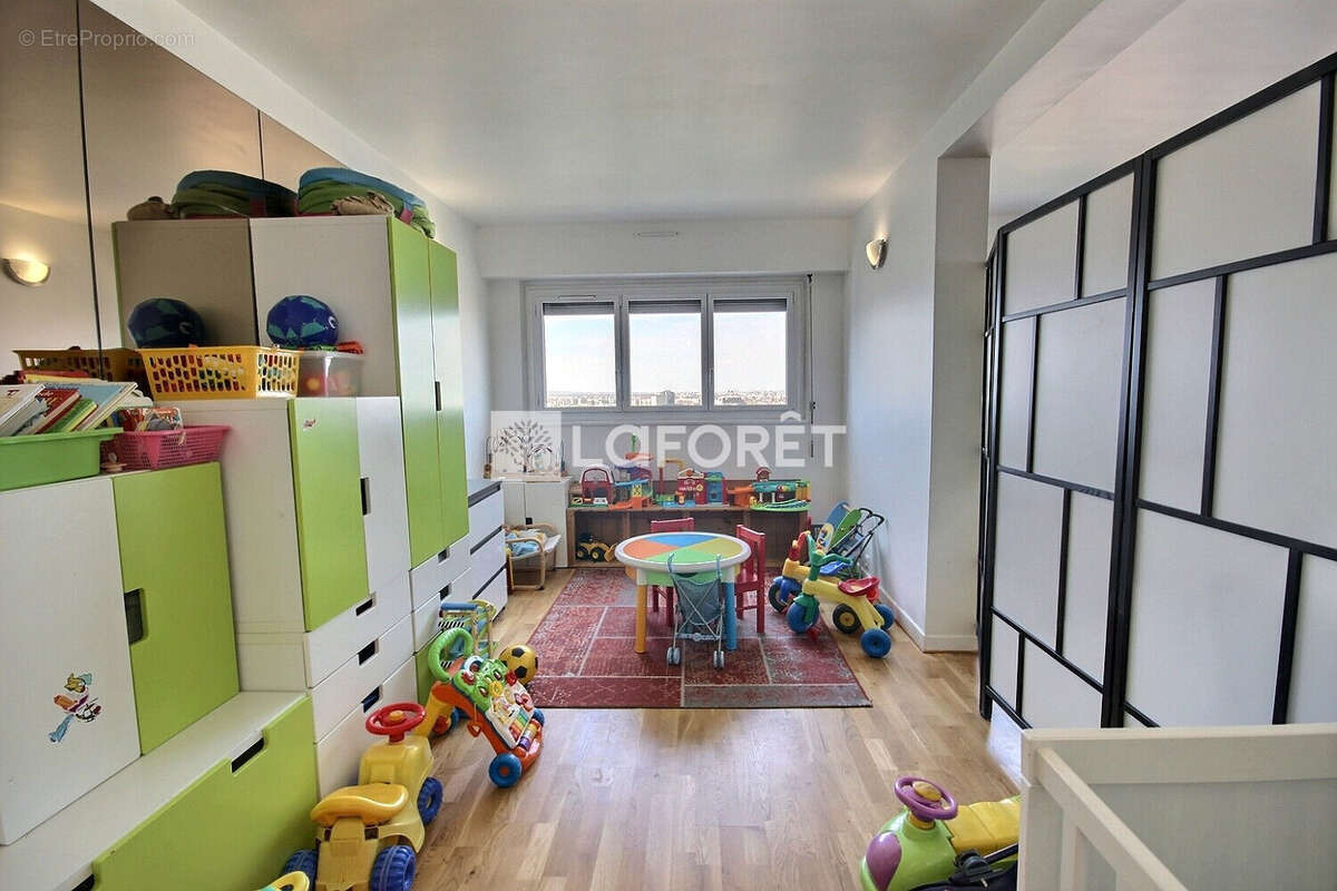 Appartement à COURBEVOIE
