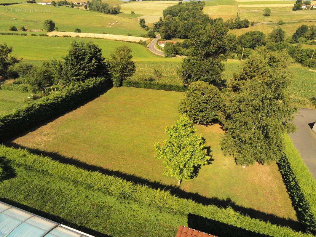 Terrain à MARINGES