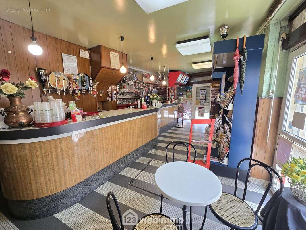 Immeuble à Macau avec au rez-de-chaussée U bar tabac - Appartement à MACAU