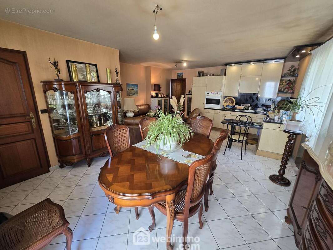 Toujours au rez-de-chaussée une pièce de vie de 29 m² avec cuisine ouverte - Appartement à MACAU