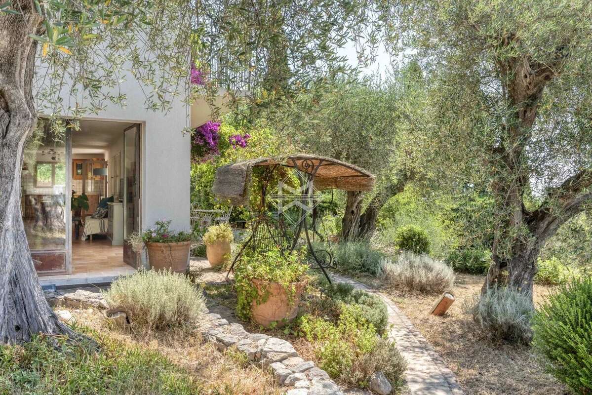 Maison à CHATEAUNEUF-GRASSE