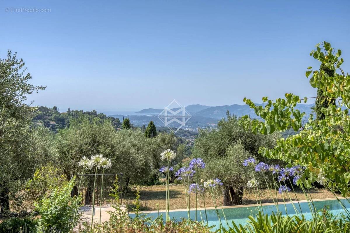 Maison à CHATEAUNEUF-GRASSE