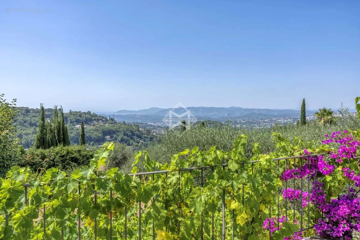 Maison à CHATEAUNEUF-GRASSE
