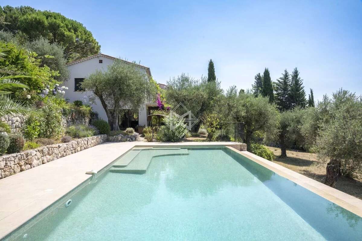 Maison à CHATEAUNEUF-GRASSE