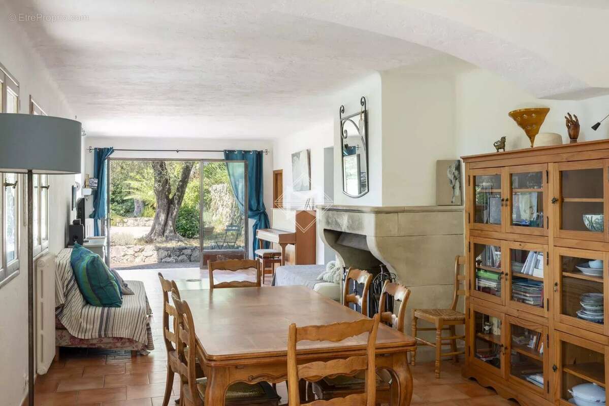 Maison à CHATEAUNEUF-GRASSE