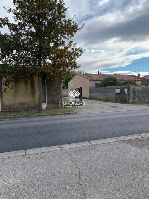 entrée - Commerce à ENTRAIGUES-SUR-LA-SORGUE