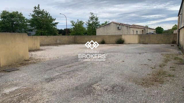 entrée - Commerce à ENTRAIGUES-SUR-LA-SORGUE