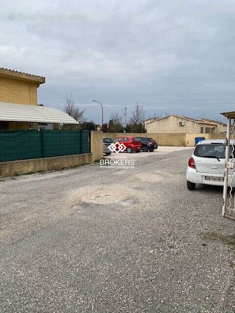 parking - Commerce à ENTRAIGUES-SUR-LA-SORGUE