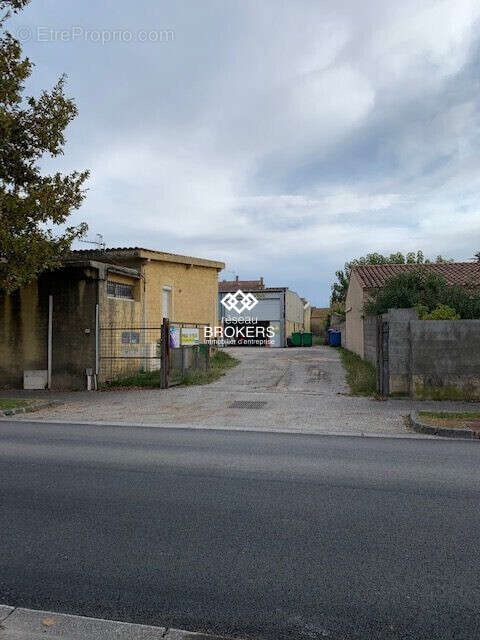 Commerce à ENTRAIGUES-SUR-LA-SORGUE