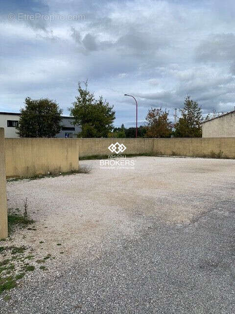 Commerce à ENTRAIGUES-SUR-LA-SORGUE