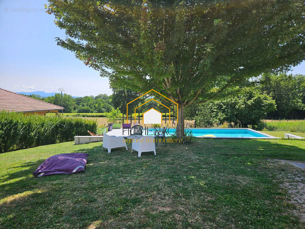 Maison à LA CHAPELLE-DE-LA-TOUR